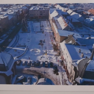 Zdjęcie z drona przedstawiające płytę kcyńskiego rynku z wysokości wież klasztoru pokarmelickiego. Format zdjęcia A4.
