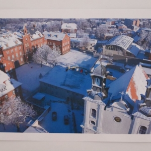 Zdjęcie z drona przedstawiające kościół Sanktuarium Krzyża Św. w Kcyni wraz z siedzibą Zakładu Poprawczego w tle. Format zdjęcia A4.