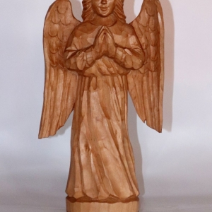 Rzeźba anioła autorstwa Piotra Wolińskiego. 