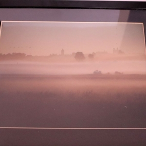 Zdjęcie przedstawiające panoramę Kcyni podczas letniego mglistego poranka. Autor zdjęcia Tomasz Leśniewski